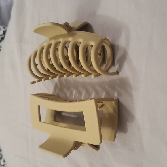 Set of 2 Blonde Large Claw Clips - Picture 3 of 3